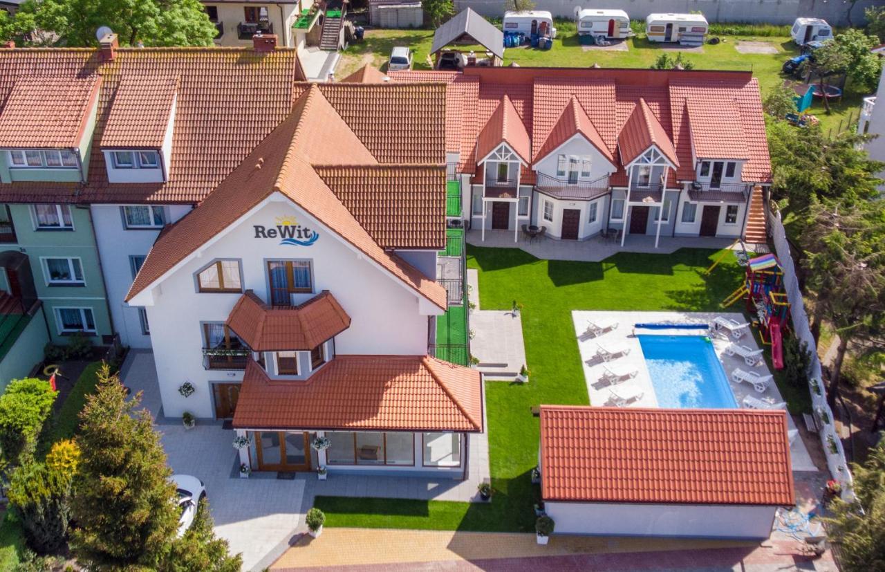 Rewit Dom Goscinny Z Podgrzewanym Basenem Rewal Exterior foto