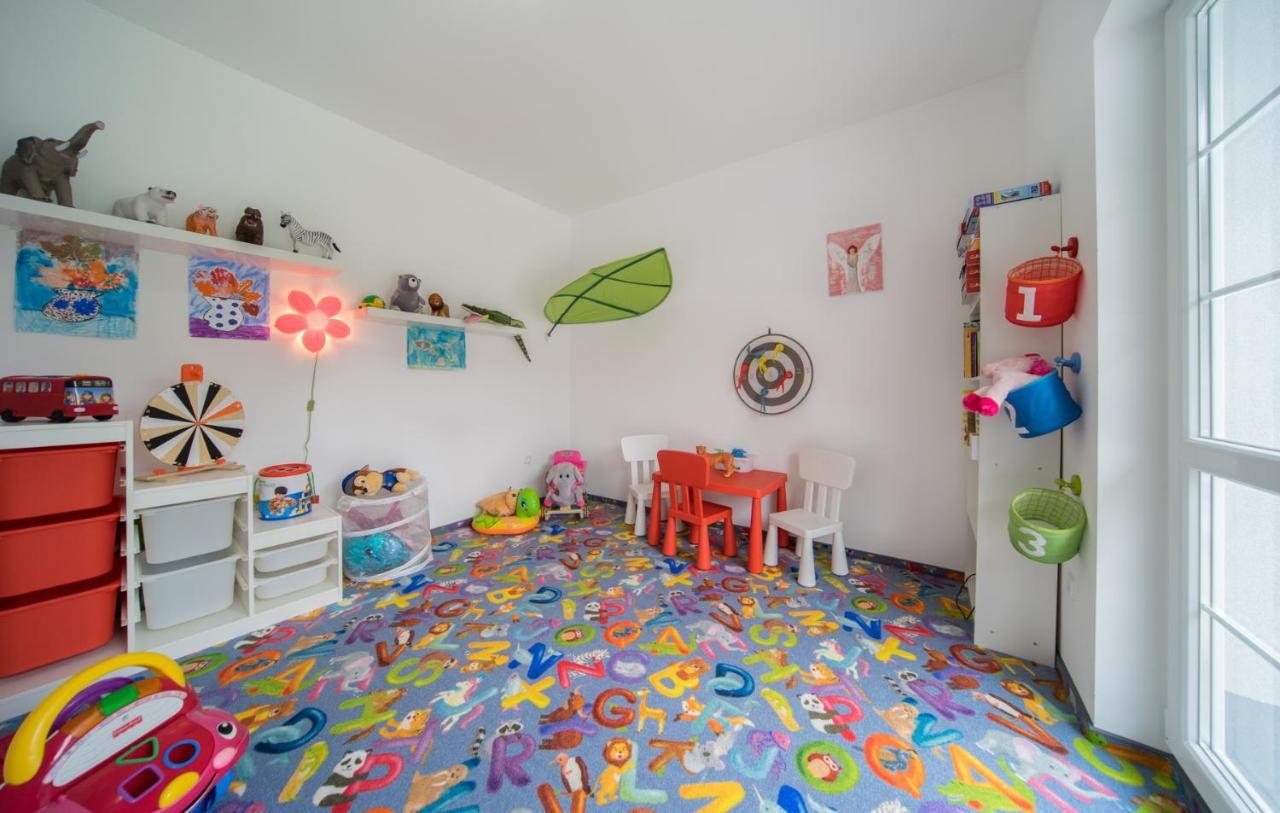 Rewit Dom Goscinny Z Podgrzewanym Basenem Rewal Exterior foto